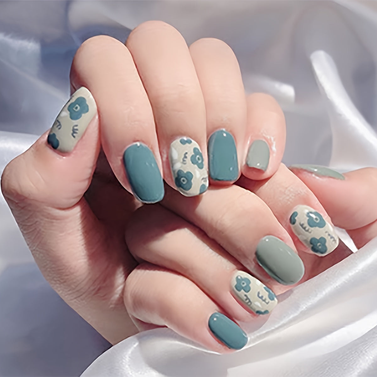 Blue Daisy Flower Design Nails